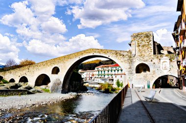 Ripolls, Girona, İspanya 'daki Ter Nehri üzerindeki Ortaçağ Yeni Camprodon Köprüsü' nün resmi