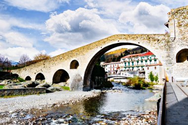 Ripolls, Girona, İspanya 'daki Ter Nehri üzerindeki Ortaçağ Yeni Camprodon Köprüsü' nün resmi