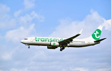 Barselona, İspanya; 5 Nisan 2025: Transavia Havayolları Boeing 737, Barselona-El Prat 'taki Josep Tarradellas Havaalanına indi.