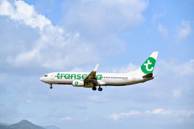 Barselona, İspanya; 5 Nisan 2025: Transavia Havayolları Boeing 737, Barselona-El Prat 'taki Josep Tarradellas Havaalanına indi.
