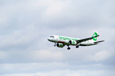 Barselona, İspanya; 5 Nisan 2025: Transavia France, Airbus A320, Josep Tarradellas Barselona-El Prat Havaalanına indi.