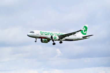 Barselona, İspanya; 5 Nisan 2025: Transavia France, Airbus A320, Josep Tarradellas Barselona-El Prat Havaalanına indi.
