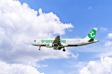 Barselona, İspanya; 5 Nisan 2025: Transavia France, Airbus A320, Josep Tarradellas Barselona-El Prat Havaalanına indi.