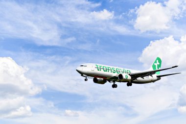 Barselona, İspanya; 5 Nisan 2025: Transavia Havayolları Boeing 737, Barselona-El Prat 'taki Josep Tarradellas Havaalanına indi.