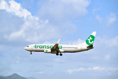 Barselona, İspanya; 5 Nisan 2025: Transavia Havayolları Boeing 737, Barselona-El Prat 'taki Josep Tarradellas Havaalanına indi.