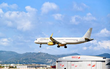Barselona, İspanya; 5 Nisan 2025: Barcelona-El Prat Josep Tarradellas Havalimanı 'na inen bir Vueling Airbus A321.