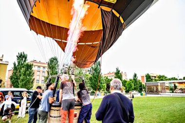 Barselona, İspanya; 10 de Julio de 2025. 29. Avrupa Sıcak Hava Balonu Festivali Igualada 'da. Sıcak hava balonu toplanıyor.