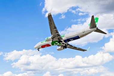 Barselona, İspanya; 5 Nisan 2025: Transavia Havayolları Boeing 737, Barselona-El Prat 'taki Josep Tarradellas Havaalanına indi.