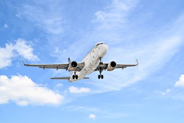 Barcelona, İspanya; 5 Nisan 2025: Bir Vueling Airbus A320 Barcelona-El Prat Josep Tarradellas Havaalanına indi.