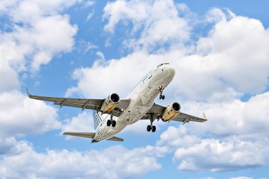 Barcelona, İspanya; 5 Nisan 2025: Bir Vueling Airbus A320 Barcelona-El Prat Josep Tarradellas Havaalanına indi.