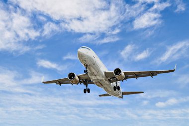 Barcelona, İspanya; 5 Nisan 2025: Bir Vueling Airbus A320 Barcelona-El Prat Josep Tarradellas Havaalanına indi.