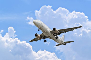 Barcelona, İspanya; 5 Nisan 2025: Bir Vueling Airbus A320 Barcelona-El Prat Josep Tarradellas Havaalanına indi.