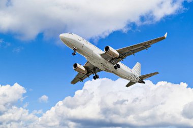 Barcelona, İspanya; 5 Nisan 2025: Bir Vueling Airbus A320 Barcelona-El Prat Josep Tarradellas Havaalanına indi.