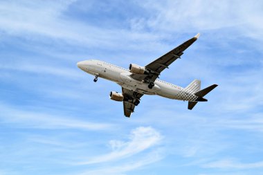 Barcelona, İspanya; 5 Nisan 2025: Bir Vueling Airbus A320 Barcelona-El Prat Josep Tarradellas Havaalanına indi.