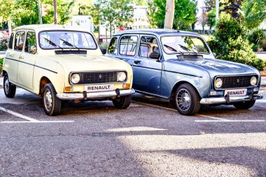Igualada, Barcelona, İspanya; 10 Mayıs 2025: Yol kenarında sergilenen klasik bir Renault 4