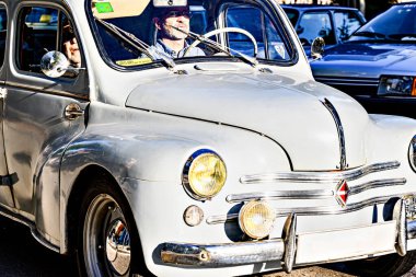 Igualada, Barcelona, İspanya; 10 Mayıs 2025: Yol kenarında sergilenen klasik bir Renault 4CV