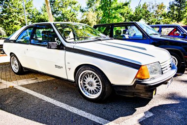 Igualada, Barcelona, İspanya; 10 Mayıs 2025: Yol kenarında sergilenen klasik bir Renault Fuego. Klasik.