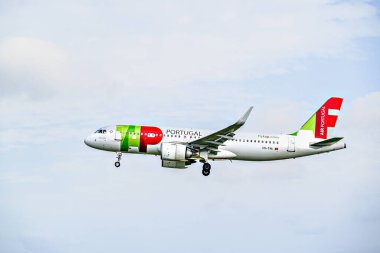 Barselona, İspanya; 5 Nisan 2025: TAP Air Portugal Airbus A320 Josep Tarradellas Barcelona-El Prat Havaalanına indi