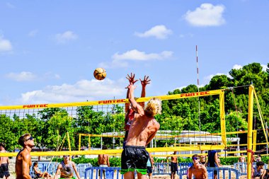 Igualada, Barcelona, İspanya; 17 Mayıs 2025: Bir grup genç şehirde plaj voleybolu oynuyor. Spor ve eğlence.