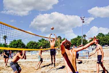 Igualada, Barcelona, İspanya; 17 Mayıs 2025: Bir grup genç şehirde plaj voleybolu oynuyor. Spor ve eğlence.
