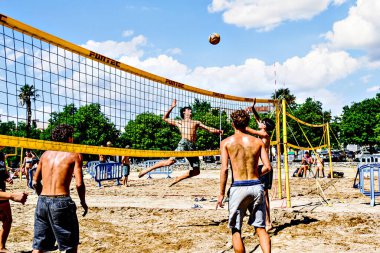 Igualada, Barcelona, İspanya; 17 Mayıs 2025: Bir grup genç şehirde plaj voleybolu oynuyor. Spor ve eğlence.