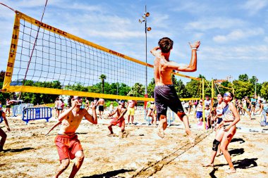 Igualada, Barcelona, İspanya; 17 Mayıs 2025: Bir grup genç şehirde plaj voleybolu oynuyor. Spor ve eğlence.