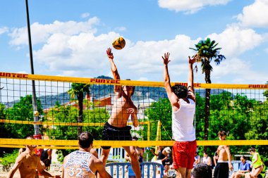 Igualada, Barcelona, İspanya; 17 Mayıs 2025: Bir grup genç şehirde plaj voleybolu oynuyor. Spor ve eğlence.