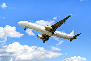 Barselona, İspanya; 5 Nisan 2025: Josep Tarradellas Barcelona-El Prat Havaalanına inen bir Vueling Airbus A321