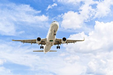 Barselona, İspanya; 5 Nisan 2025: Josep Tarradellas Barcelona-El Prat Havaalanına inen bir Vueling Airbus A321