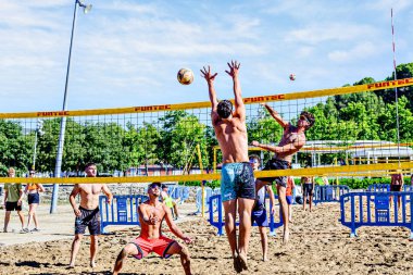 Igualada, Barcelona, İspanya; 17 Mayıs 2025: Bir grup genç şehirde plaj voleybolu oynuyor. Spor ve eğlence.