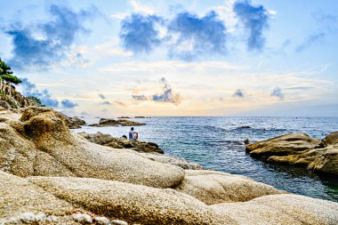 Costa Brava 'daki Cam de Ronda sahil yolunun güzel deniz manzarası, Platja d' Aro 'dan Sant Antoni de Calonge' a kadar. Cala del Pi