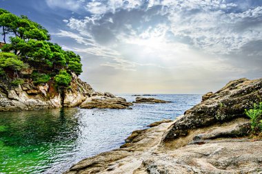 Costa Brava 'daki Cam de Ronda sahil yolunun güzel deniz manzarası, Platja d' Aro 'dan Sant Antoni de Calonge' a kadar. Cala del Pi