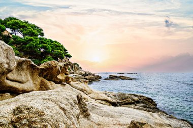 Costa Brava 'daki Cam de Ronda sahil yolunun güzel deniz manzarası, Platja d' Aro 'dan Sant Antoni de Calonge' a kadar. Cala del Pi