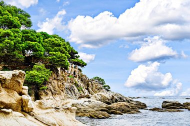 Costa Brava 'daki Cam de Ronda sahil yolunun güzel deniz manzarası, Platja d' Aro 'dan Sant Antoni de Calonge' a kadar. Cala del Pi