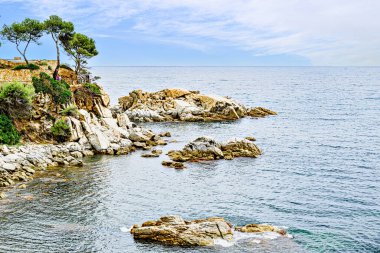 Costa Brava 'daki Cam de Ronda sahil yolunun güzel deniz manzarası, Platja d' Aro 'dan Sant Antoni de Calonge' a kadar. Cala del Pi
