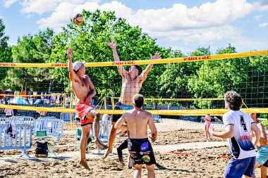Igualada, Barcelona, İspanya; 17 Mayıs 2025: Şehirde plaj voleybolu oynayan bir grup genç. Spor ve eğlence..