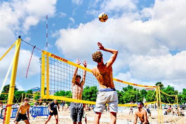 Igualada, Barcelona, İspanya; 17 Mayıs 2025: Şehirde plaj voleybolu oynayan bir grup genç. Spor ve eğlence..
