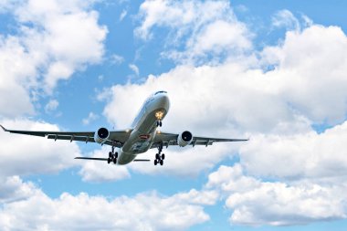 Barselona, İspanya; 29 Ekim 2025: Josep Tarradellas Barcelona-El Prat Havaalanına bir Türk Havayolları Airbus A330 indi