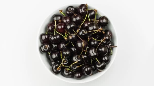 Bayas de cereza en un plato aislado en blanco — Vídeos de Stock