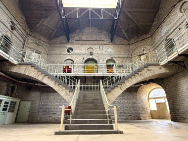 Kingston Cezaevi. Kingston Ontario Şehir Tarihi Rıhtım ve Mimarisi. Ontario Gölü kıyılarında yer alan Kingston, mimarisi, kültürü ve denizciliğiyle bilinen manzaralı bir ortam sunarak mirası ve modernliği harmanlıyor.