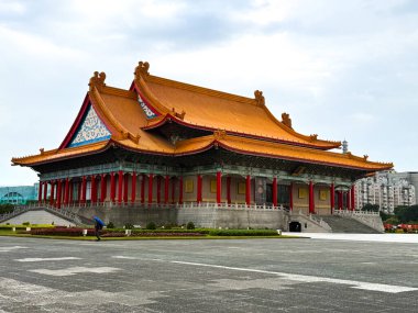 Taipei 'deki Tchang Kai-chek Anıtı Modern Skyline ve Yerel Sokak Hayatı, Tayvan. Tayvan 'ın Taipei şehrinin dinamik manzarası modern ufuk çizgisini canlı sokaklarla harmanlıyor..