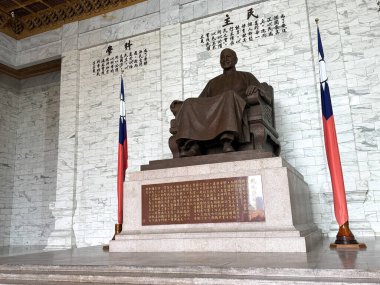 Taipei 'deki Tchang Kai-chek Anıtı Modern Skyline ve Yerel Sokak Hayatı, Tayvan. Tayvan 'ın Taipei şehrinin dinamik manzarası modern ufuk çizgisini canlı sokaklarla harmanlıyor..