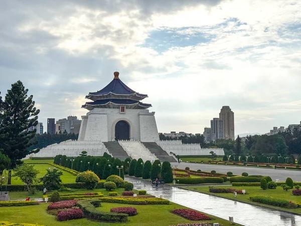Taipei 'deki Tchang Kai-chek Anıtı Modern Skyline ve Yerel Sokak Hayatı, Tayvan. Tayvan 'ın Taipei şehrinin dinamik manzarası modern ufuk çizgisini canlı sokaklarla harmanlıyor..