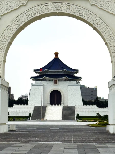 Taipei 'deki Tchang Kai-chek Anıtı Modern Skyline ve Yerel Sokak Hayatı, Tayvan. Tayvan 'ın Taipei şehrinin dinamik manzarası modern ufuk çizgisini canlı sokaklarla harmanlıyor..