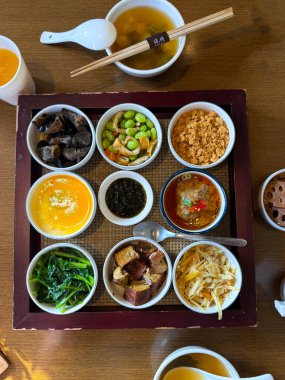 Kırmızı Fenerli Jiufen Eski Caddesi ve Tayvan 'daki Dağ Köyü Atmosferi. Tayvan 'daki Jiufen Old Street' in canlı bir görüntüsü, dar sokakları, geleneksel çay evleri ve parlayan kırmızı fenerleriyle ünlüdür. Bu tarihi köy