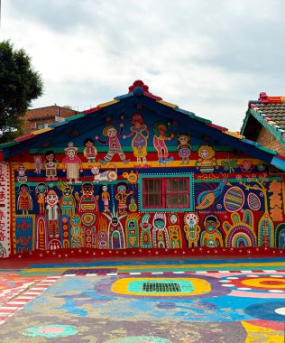 Renkli Duvar ve Boyalı Evleri olan Gökkuşağı Köyü Taichung, Tayvan. Tayvan 'ın Taichung kentindeki Gökkuşağı Köyü' nün canlı bir manzarası. Parlak boyanmış evler ve duvarları, sokakları ve kaldırımları kaplayan eğlenceli duvarlar. Eski bir asker tarafından yaratıldı.,