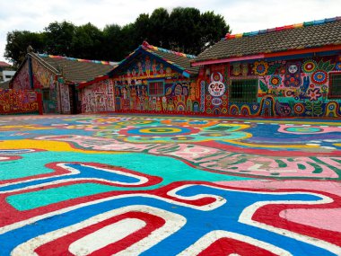 Renkli Duvar ve Boyalı Evleri olan Gökkuşağı Köyü Taichung, Tayvan. Tayvan 'ın Taichung kentindeki Gökkuşağı Köyü' nün canlı bir manzarası. Parlak boyanmış evler ve duvarları, sokakları ve kaldırımları kaplayan eğlenceli duvarlar. Eski bir asker tarafından yaratıldı.,