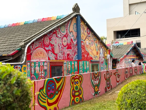 Renkli Duvar ve Boyalı Evleri olan Gökkuşağı Köyü Taichung, Tayvan. Tayvan 'ın Taichung kentindeki Gökkuşağı Köyü' nün canlı bir manzarası. Parlak boyanmış evler ve duvarları, sokakları ve kaldırımları kaplayan eğlenceli duvarlar. Eski bir asker tarafından yaratıldı.,