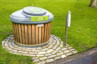 Bir parkta ahşap geri dönüşüm