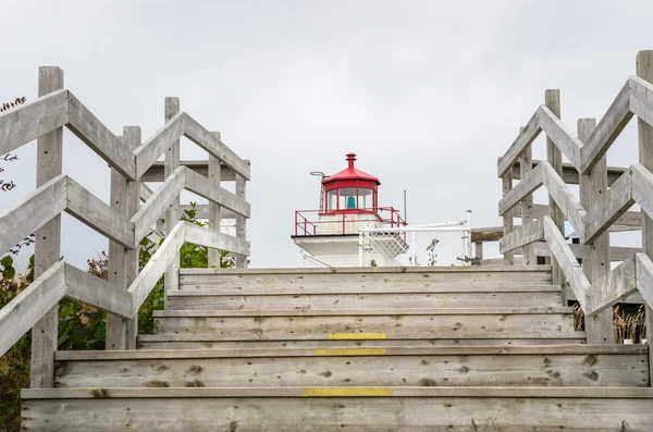 Escalier en bois menant à un phare un jour nuageux — Photo